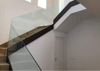 escalera con baranda de cristal blanca